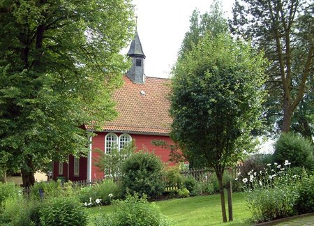 Die Dorfkirche in Buntenbock vom Friedhof aus gesehen. 