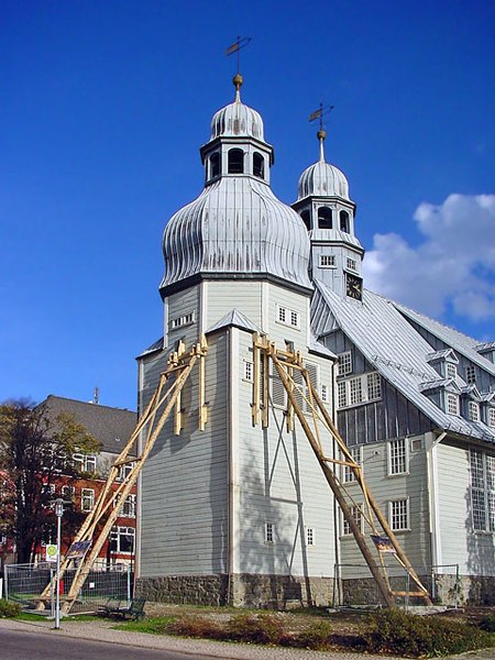 Turm der Marktkirche wird vor dem Umkippen abgestützt. 